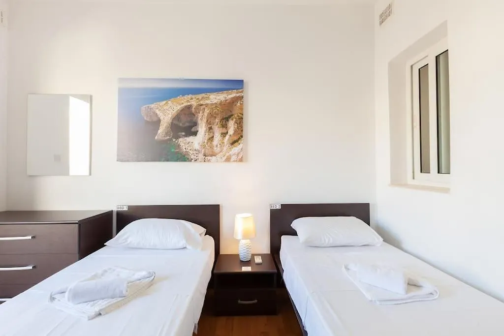 スリーマBeautiful 2Br Just Off The Promenade With Seaviews By 360 Estatesアパートメント アパート